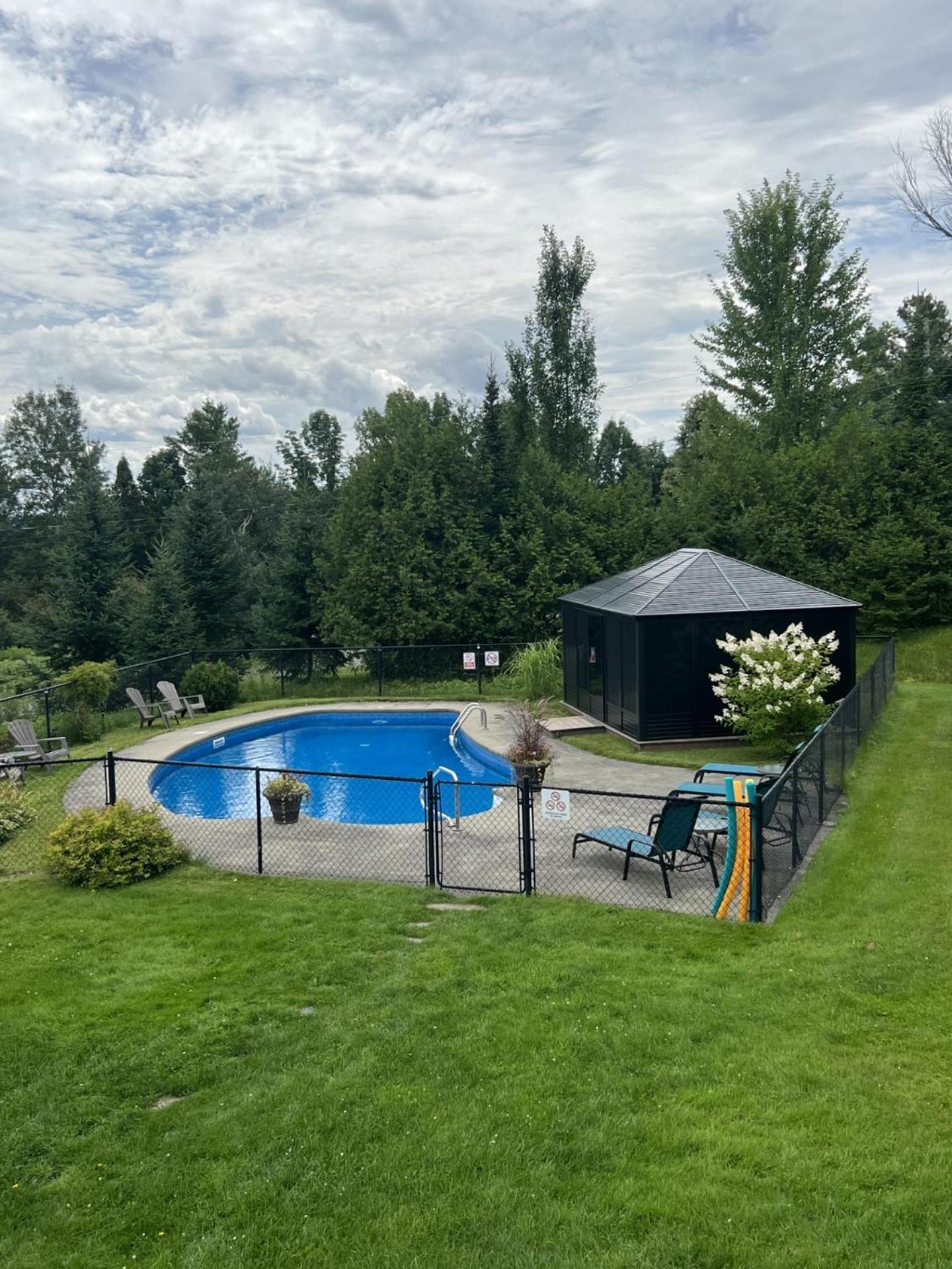 Auberge Aux Deux Pères Magog Esterno foto
