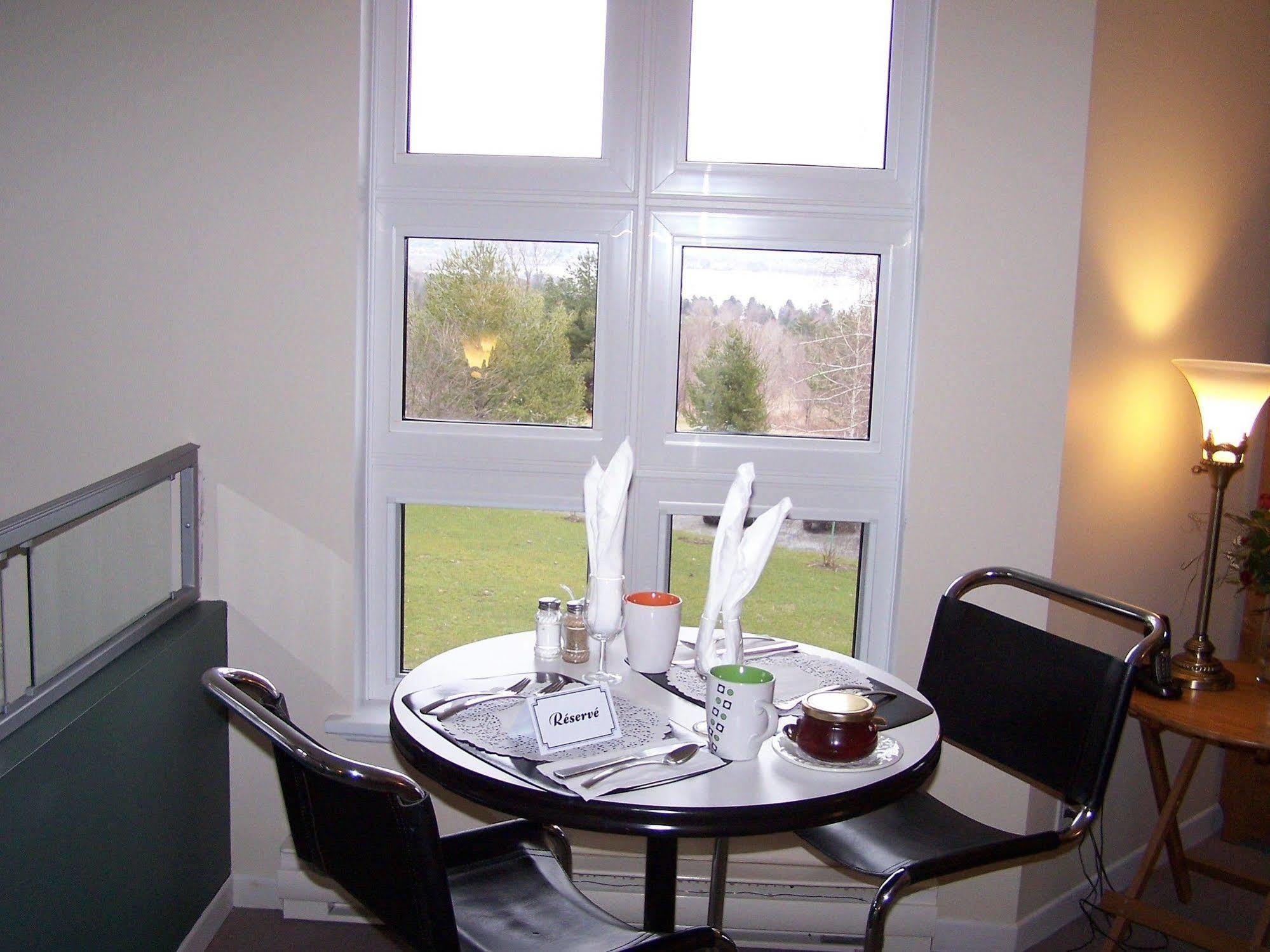 Auberge Aux Deux Pères Magog Esterno foto